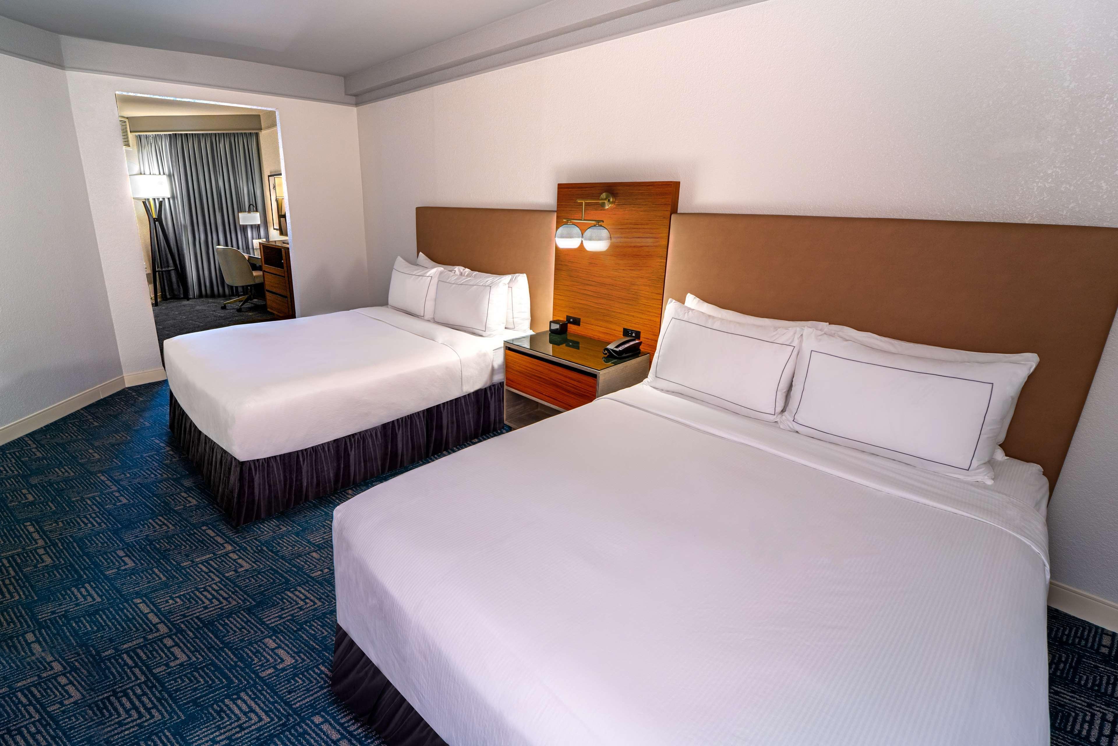Hotel Doubletree By Hilton Tampa Rocky Point Waterfront Exterior foto