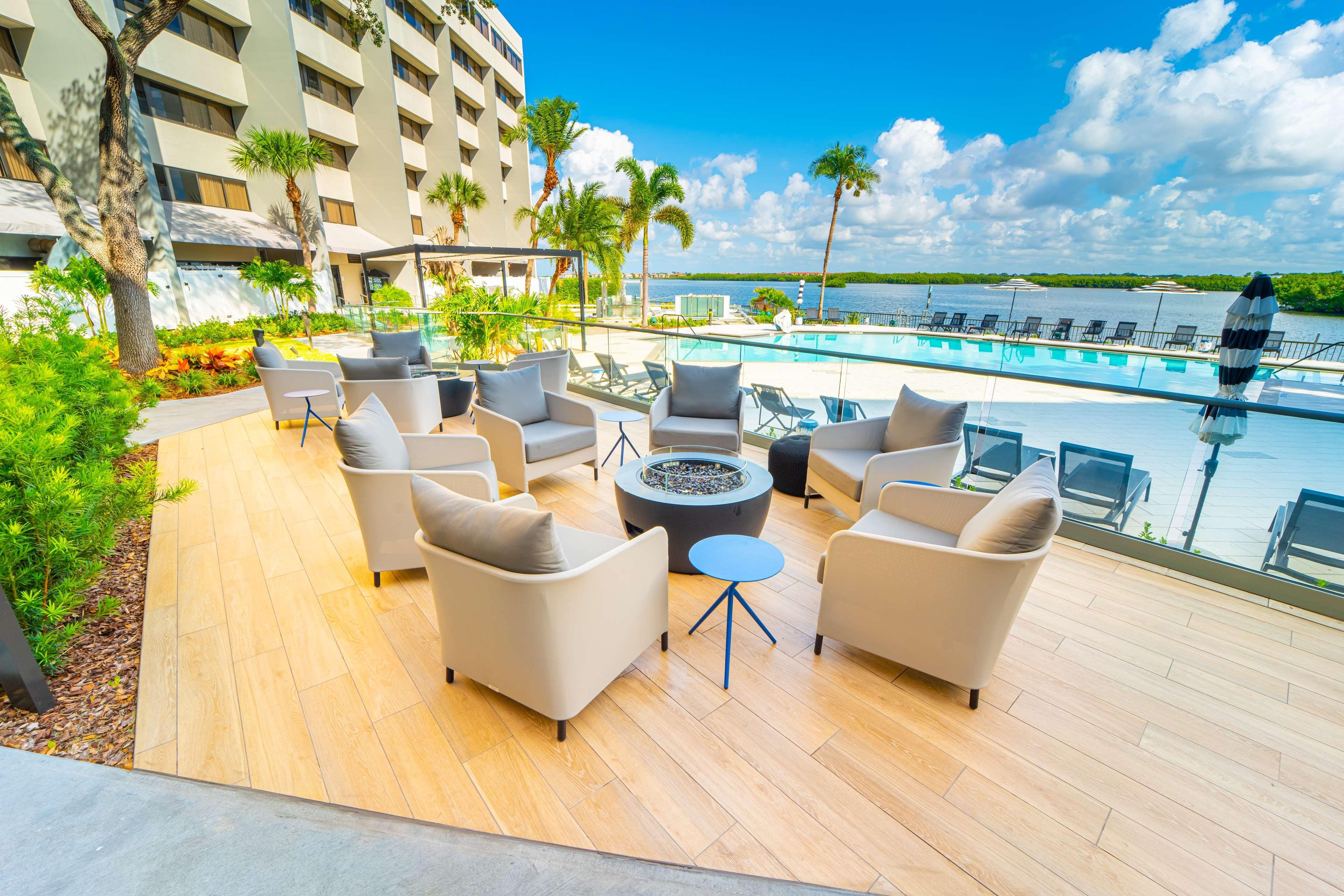 Hotel Doubletree By Hilton Tampa Rocky Point Waterfront Exterior foto