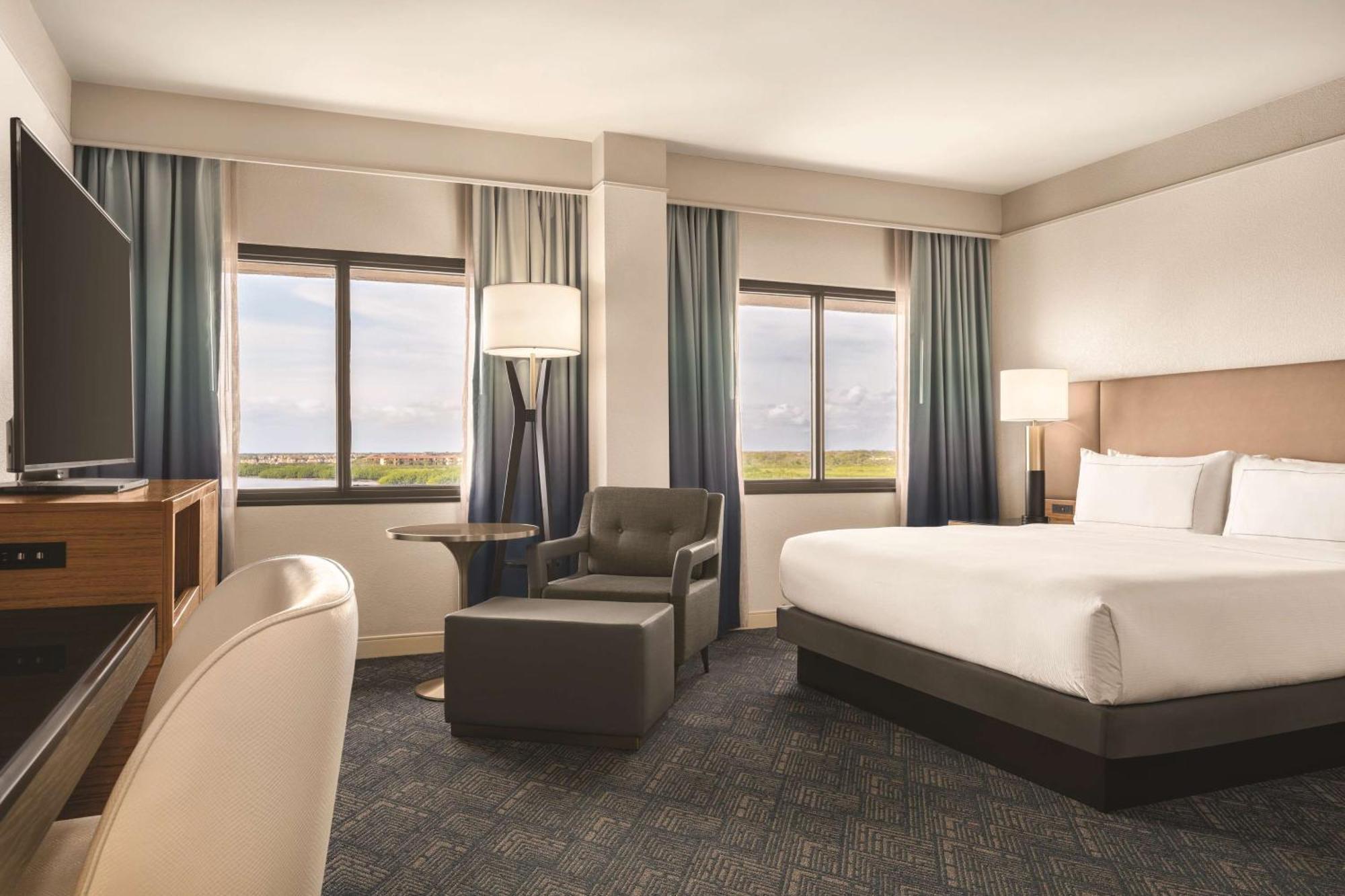Hotel Doubletree By Hilton Tampa Rocky Point Waterfront Exterior foto