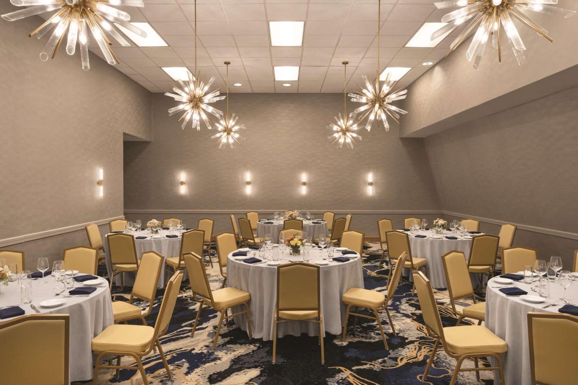 Hotel Doubletree By Hilton Tampa Rocky Point Waterfront Exterior foto