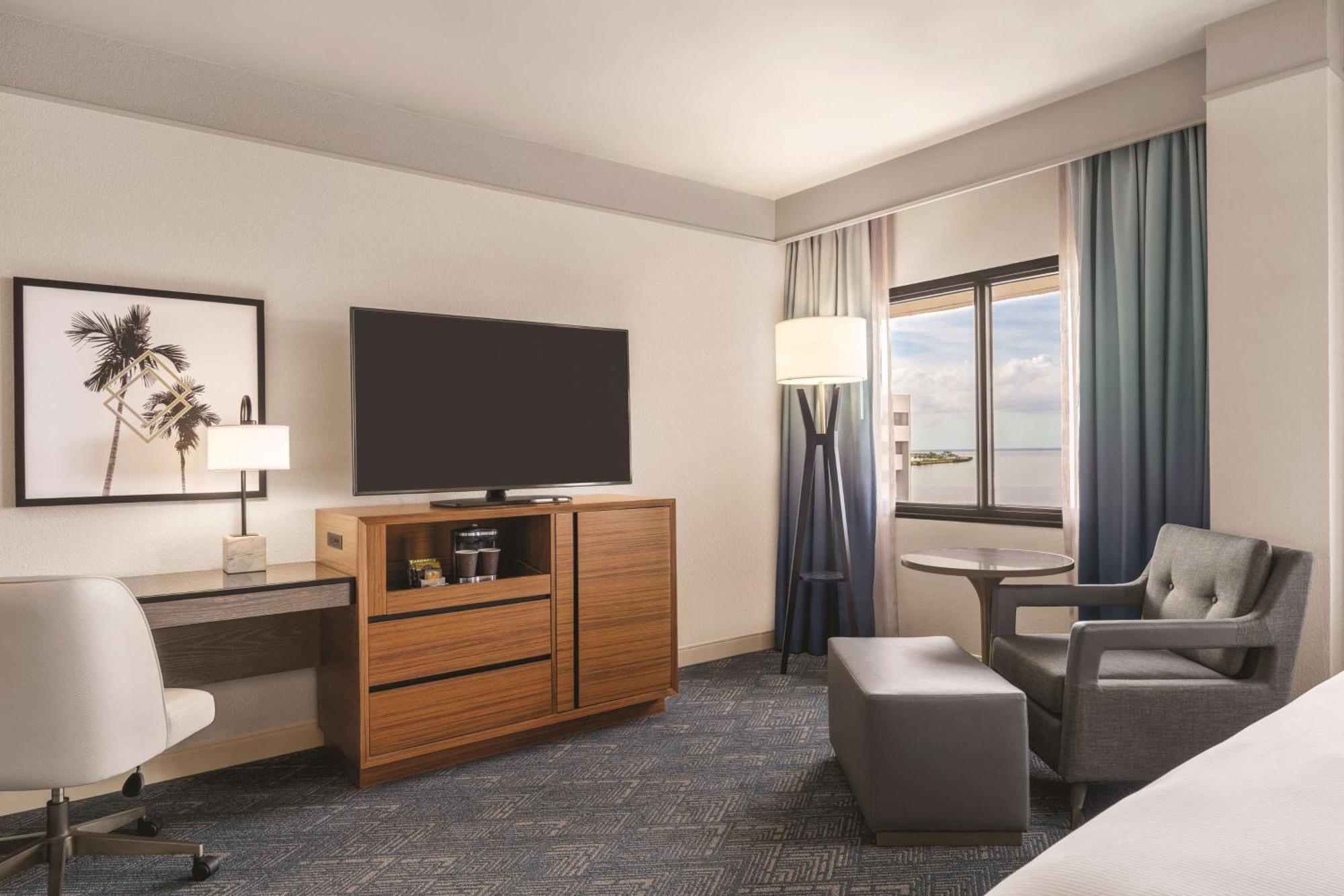 Hotel Doubletree By Hilton Tampa Rocky Point Waterfront Exterior foto