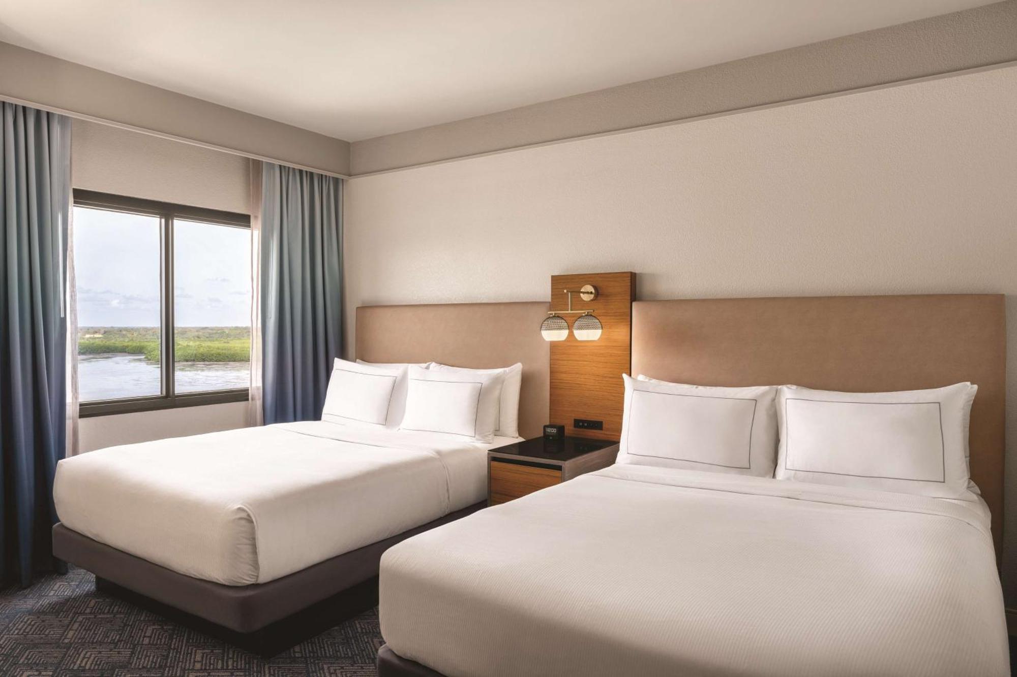Hotel Doubletree By Hilton Tampa Rocky Point Waterfront Exterior foto