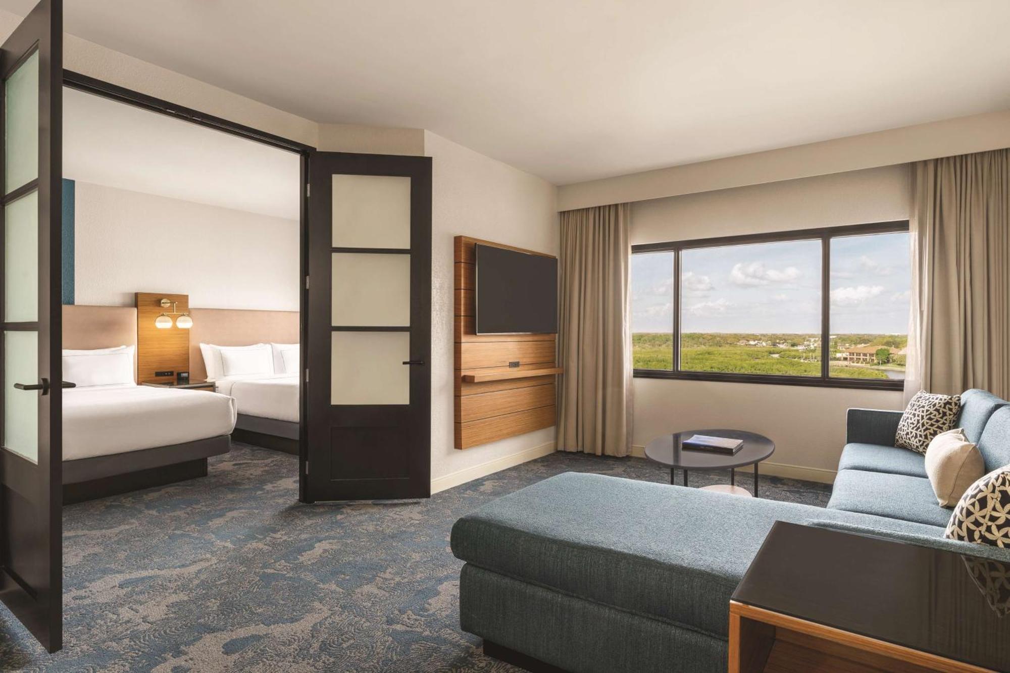 Hotel Doubletree By Hilton Tampa Rocky Point Waterfront Exterior foto