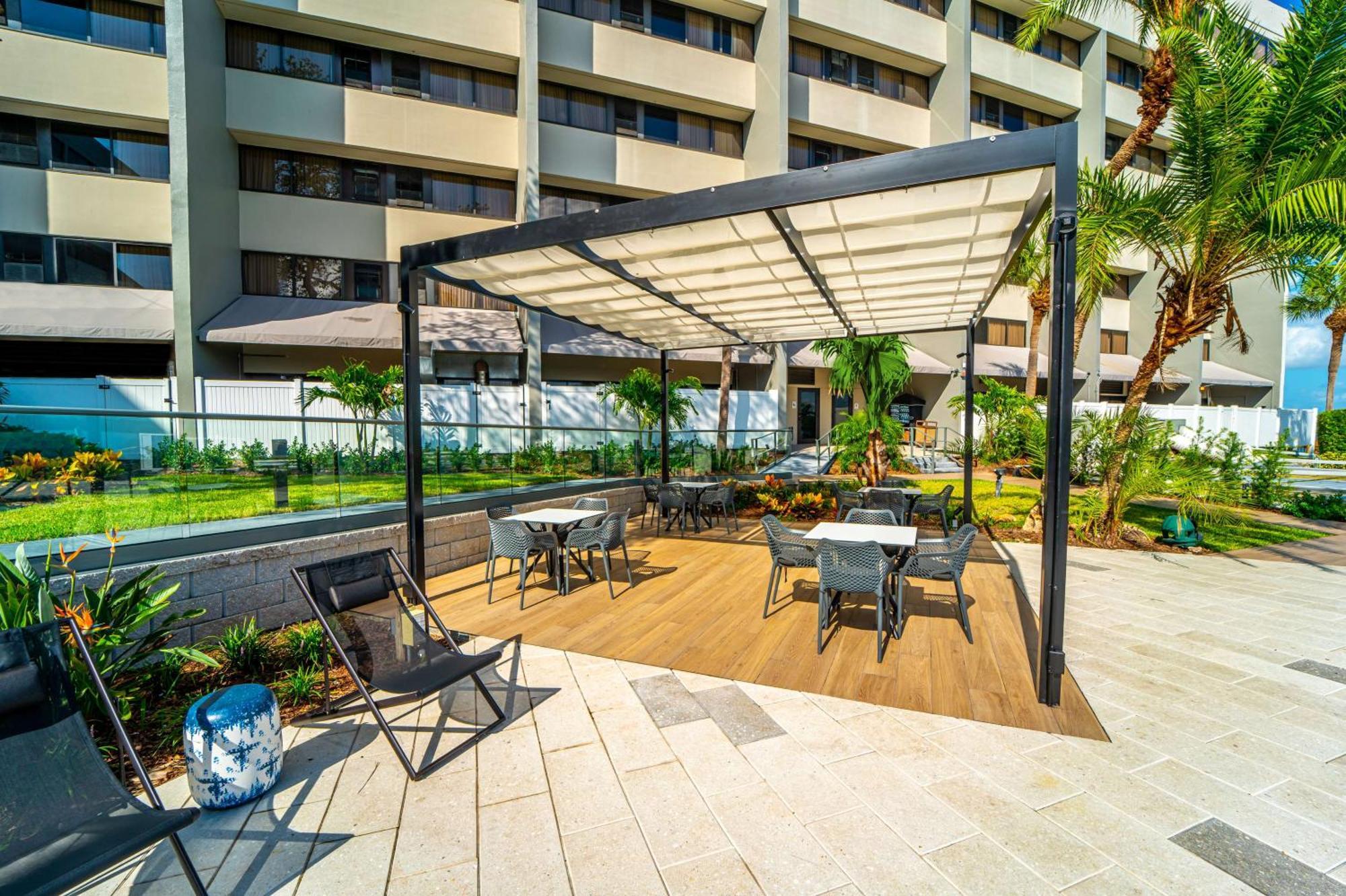 Hotel Doubletree By Hilton Tampa Rocky Point Waterfront Exterior foto