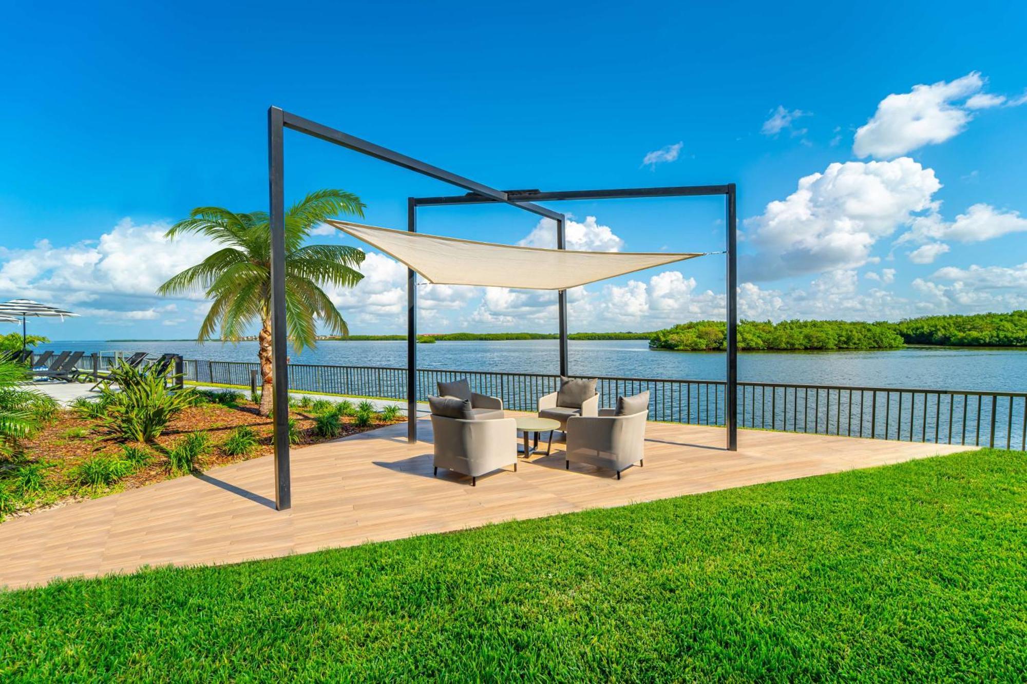 Hotel Doubletree By Hilton Tampa Rocky Point Waterfront Exterior foto