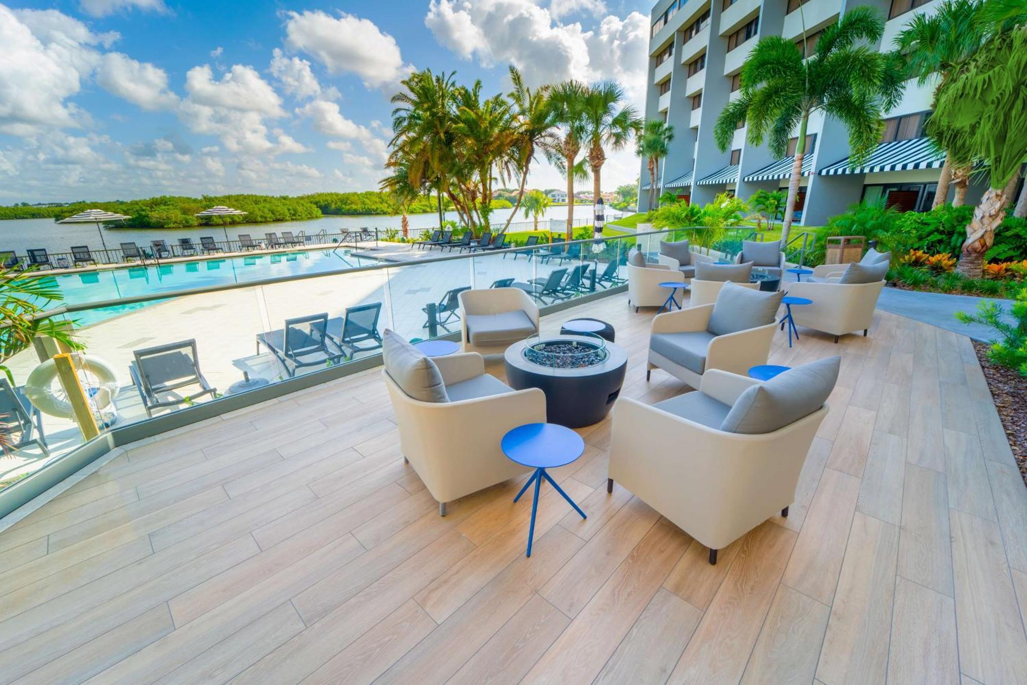 Hotel Doubletree By Hilton Tampa Rocky Point Waterfront Exterior foto