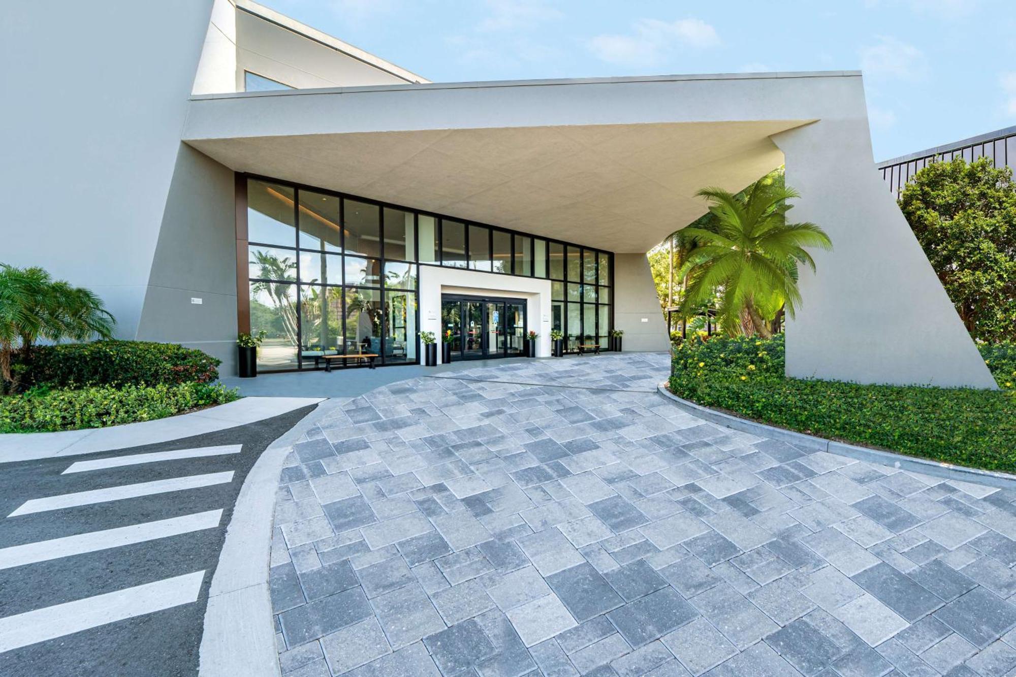 Hotel Doubletree By Hilton Tampa Rocky Point Waterfront Exterior foto