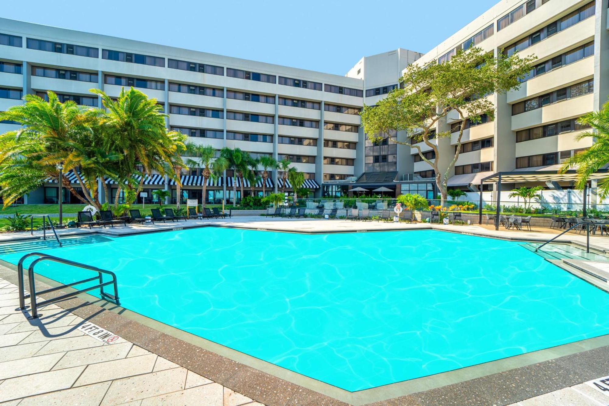 Hotel Doubletree By Hilton Tampa Rocky Point Waterfront Exterior foto
